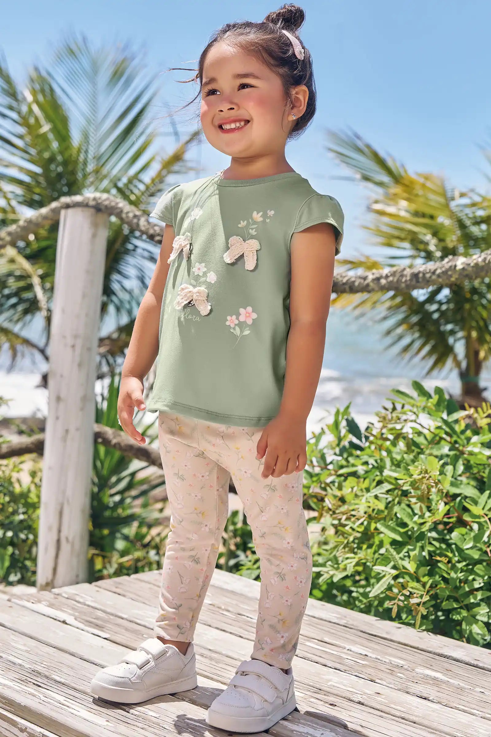 Bata Infantil Verde Abacate com Legging Floral – Conforto e Estilo