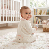 Macacão Longo de Bebê Off-White com Bordado de Ursinho para Conforto Diário
