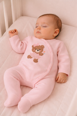 Macacão Plush Corações Ursa Rosé – Aconchego e Estilo Outono/Inverno