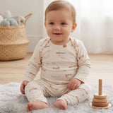Conjunto Body Longo Canelado Bordado Trenzinho – Conforto e Charme para Bebês