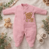 Macacão Plusch Buckle Ursinhas Rosé – Estilo e Aconchego Outono/Inverno