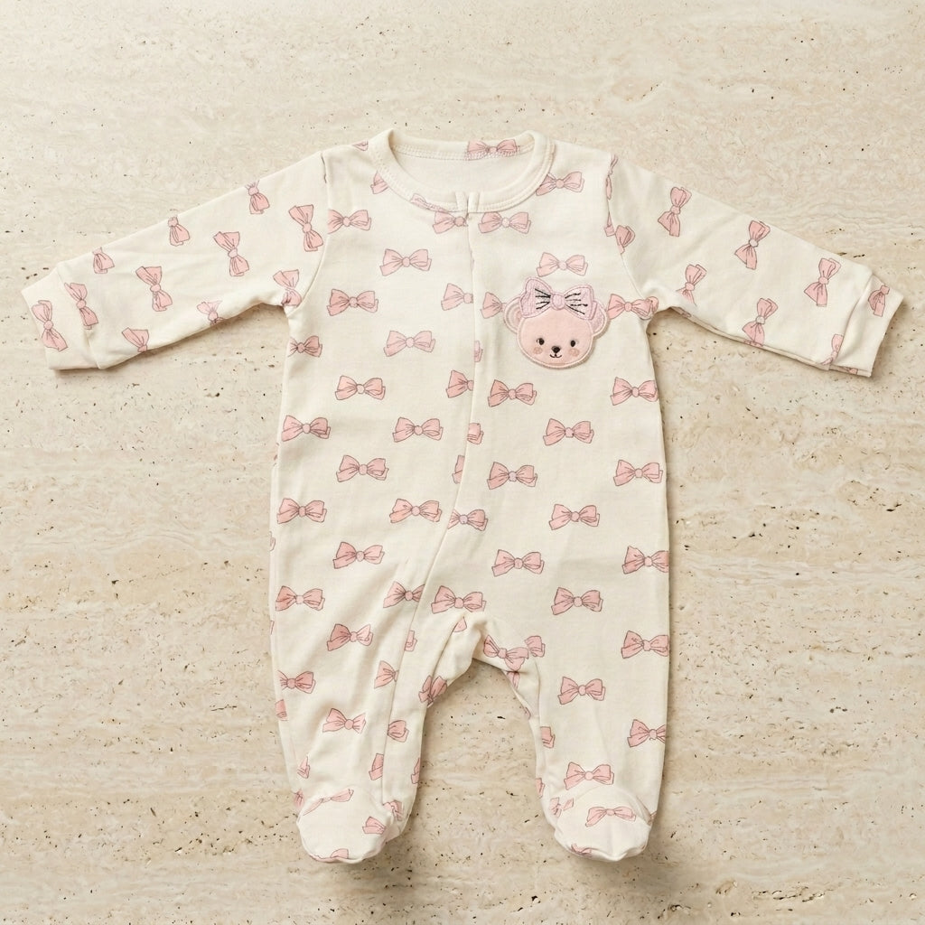 Macacão Bebê Creme com Laços Rosa e Bordado de Ursinho para Conforto e Delicadeza