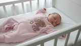 Macacão Plusch Buckle Ursinhas Rosé – Estilo e Aconchego Outono/Inverno